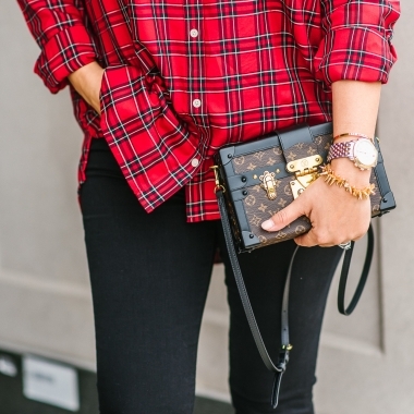 Good American Jeans, Louis Vuitton Petite Malle, Valentino rockstuds, Quay Jacyln Hill sunglasses